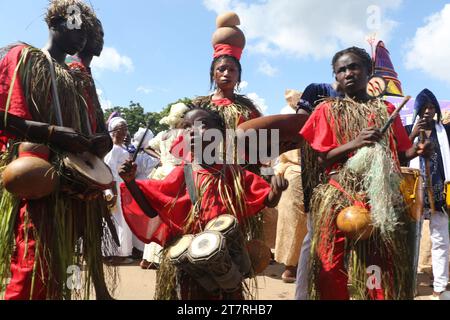 Die Besucher kommen zusammen, um das Olojo Festival in Ile-Ife im Bundesstaat Osun zu beobachten. Das Olojo-Festival ist eine Feier von Ogun, dem Gott von Eisen, und erinnert an den Abstieg von Oduduwa zur Ile-Ife, die Feier des ersten Sonnenaufgangs, des ersten Nachmittags und der ersten Nacht der Schöpfung. Das Olojo-Festival ist eines der ältesten in Afrika, das im ganzen Yoruba-Land gefeiert wird. Es feiert den Beginn des ersten Tages der Existenz auf der Erde, wo der Monarch die heilige Krone trägt, die größere Bedeutung bei der Olojo-Feier in Nigeria hat. Stockfoto