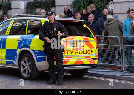 Autorisierter Feuerwaffenoffizier im Dienst am Waffenstillstandstag in London vor der Lord Mayor's Show Parade. Öffentliches Treffen für Veranstaltungen im Freien Stockfoto