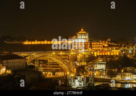 Nachtblick über die beleuchtete Stadt Porto mit Ponte Dom Luis Brücke und Kloster Serra do Pilar in Vila Nova de Gaia, Porto, Portugal Stockfoto