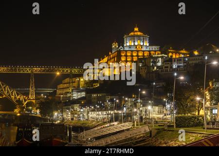 Beleuchtetes Kloster Serra do Pilar bei Nacht in Vila Nova de Gaia von der Flussküste von Douro, Porto, Portugal Stockfoto