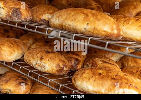 Sauerteigbrot in einer Bäckerei auf Metallregalen Stockfoto