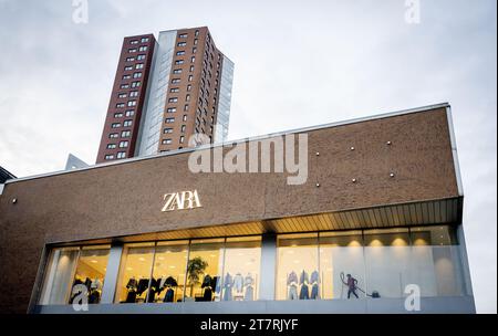 ROTTERDAM - Äußere von Zara während der Eröffnung des größten Geschäfts der Modekette Zara der Welt in Maasstad. Die Eröffnung der neuesten Filiale passt in die Strategie der spanischen Muttergesellschaft Inditex, die sich auf weniger, aber größere Geschäfte konzentriert. ANP ROBIN UTRECHT niederlande raus - belgien raus Stockfoto