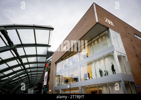 ROTTERDAM - Äußere von Zara während der Eröffnung des größten Geschäfts der Modekette Zara der Welt in Maasstad. Die Eröffnung der neuesten Filiale passt in die Strategie der spanischen Muttergesellschaft Inditex, die sich auf weniger, aber größere Geschäfte konzentriert. ANP ROBIN UTRECHT niederlande raus - belgien raus Stockfoto