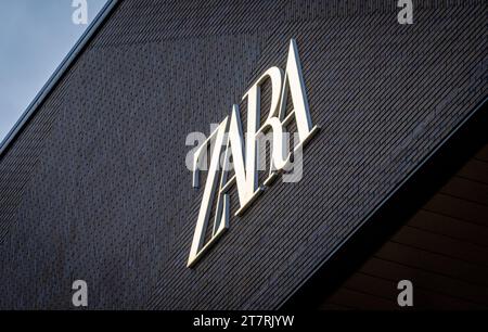 ROTTERDAM - Äußere von Zara während der Eröffnung des größten Geschäfts der Modekette Zara der Welt in Maasstad. Die Eröffnung der neuesten Filiale passt in die Strategie der spanischen Muttergesellschaft Inditex, die sich auf weniger, aber größere Geschäfte konzentriert. ANP ROBIN UTRECHT niederlande raus - belgien raus Stockfoto