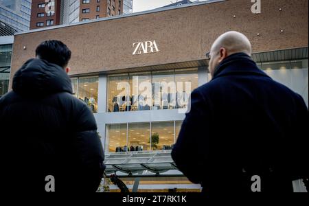 ROTTERDAM - Äußere von Zara während der Eröffnung des größten Geschäfts der Modekette Zara der Welt in Maasstad. Die Eröffnung der neuesten Filiale passt in die Strategie der spanischen Muttergesellschaft Inditex, die sich auf weniger, aber größere Geschäfte konzentriert. ANP ROBIN UTRECHT niederlande raus - belgien raus Stockfoto