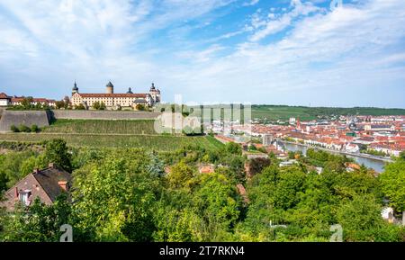 Luftaufnahme von Würzburg, einer Stadt im fränkischen Raum in Bayern, im Sommer Stockfoto