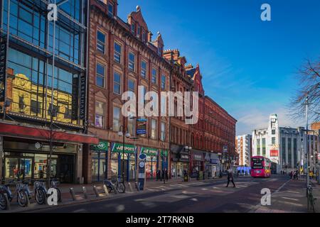 Belfast, County Antrim, Nordirland, 20. März 2018 - Royal Avenue mit Blick auf das Gebäude der Bank of Ireland mit Belfast-Fahrrädern im Vordergrund Stockfoto