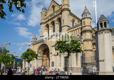 Belfast, County Antrim, Nordirland, 21. September 2019 - Menschen, die auf den Stufen der Kathedrale von Saint Annes sitzen und die Sonne genießen Stockfoto