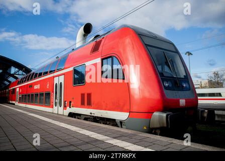 Oldenburg, Deutschland. November 2023. Ein Regionalexpress der Deutschen Bahn (DB) steht auf einem Bahnsteig am Hauptbahnhof. Die Deutsche Zugführergewerkschaft (GDL) hatte einen 20-stündigen Warnstreik bei der Deutschen Bahn AG gefordert. Quelle: Hauke-Christian Dittrich/dpa/Alamy Live News Stockfoto