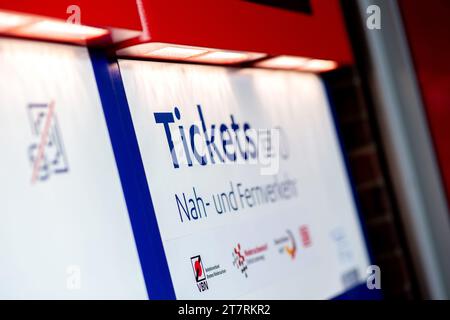 Oldenburg, Deutschland. November 2023. In der Eingangshalle des Hauptbahnhofs befindet sich ein Fahrkartenautomat für den nah- und Fernverkehr. Quelle: Hauke-Christian Dittrich/dpa/Alamy Live News Stockfoto