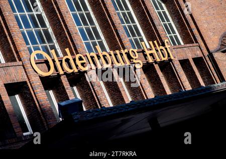 Oldenburg, Deutschland. November 2023. Über dem Eingang zum Hauptbahnhof hängt die Aufschrift „Oldenburg Hbf“. Quelle: Hauke-Christian Dittrich/dpa/Alamy Live News Stockfoto