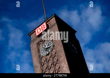 Oldenburg, Deutschland. November 2023. Das Logo der Deutschen Bahn (DB) hängt über der Bahnhofsuhr an einem Turm am Hauptbahnhof. Die Deutsche Zugführergewerkschaft (GDL) hatte einen 20-stündigen Warnstreik bei der Deutschen Bahn AG gefordert. Quelle: Hauke-Christian Dittrich/dpa/Alamy Live News Stockfoto