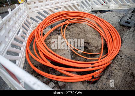 Oldenburg, Deutschland. November 2023. Leere Leerrohre für neue Lichtwellenleiter liegen auf einer Baustelle. Quelle: Hauke-Christian Dittrich/dpa/Alamy Live News Stockfoto