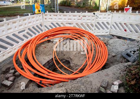 Oldenburg, Deutschland. November 2023. Leere Leerrohre für neue Lichtwellenleiter liegen auf einer Baustelle. Quelle: Hauke-Christian Dittrich/dpa/Alamy Live News Stockfoto