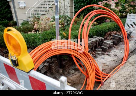 Oldenburg, Deutschland. November 2023. Leere Leerrohre für neue Lichtwellenleiter liegen auf einer Baustelle. Quelle: Hauke-Christian Dittrich/dpa/Alamy Live News Stockfoto