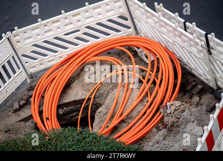 Oldenburg, Deutschland. November 2023. Leere Leerrohre für neue Lichtwellenleiter liegen auf einer Baustelle. Quelle: Hauke-Christian Dittrich/dpa/Alamy Live News Stockfoto