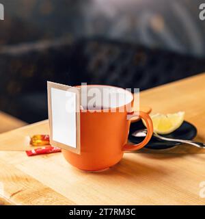 Eine Tasse Tee auf dem Holztisch, Honig und Zitrone auf dem Hintergrund Stockfoto