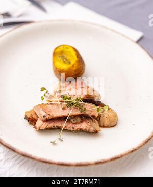 Eine köstliche Mahlzeit gebackene Kartoffeln mit perfekt gekochtem Flankensteak. Stockfoto