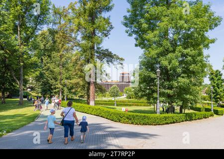 Wieliczka, Polen - 19. Juli 2023: Hauptgebäude und Park des Salzbergwerks Wieliczka bei Krakau in Polen Stockfoto