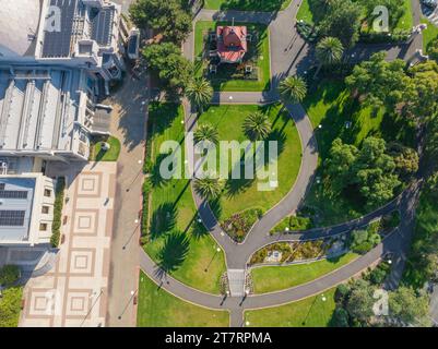 Luftaufnahme einer Rotunde in einem grünen Park mit strukturierten Gehwegen bei Geelong in Victoria, Australien. Stockfoto