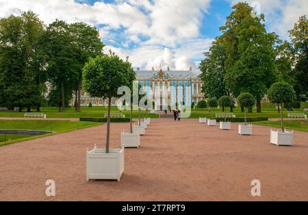 Sankt-Petersburg - Russland 4. Oktober 2022: Garten und See vor dem Katharinenpalast in Zarskoe Selo, Puschkin. Catherine 2 Der Große Palast. Stockfoto