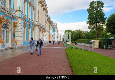 Sankt Petersburg – Russland 4. Oktober 2022: Garten und Gasse vor dem Katharinenpalast in Zarskoje Selo, Puschkin. Catherine 2 Der Große Palast. Stockfoto