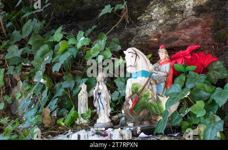 Ein Altar mit religiösen Bildern in Brasilien Stockfoto