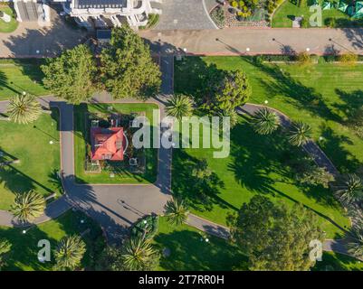 Luftaufnahme einer Rotunde in einem grünen Park mit strukturierten Gehwegen bei Geelong in Victoria, Australien. Stockfoto