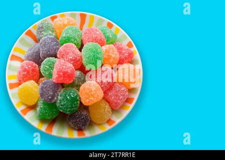 Ein Ass mit farbigen gummiartigen Bonbons und blauem Hintergrund Stockfoto