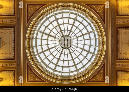 London, Großbritannien - 19. Mai 2023: Innenansicht des wunderschönen, dekorierten Kuppels der National Gallery of London, Großbritannien Stockfoto