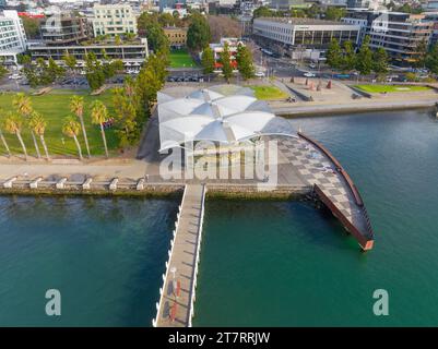 Blick aus der Vogelperspektive auf die Uferpromenade der Stadt mit Pier, Parkland und moderner Architektur in Geelong in Victoria, Australien Stockfoto