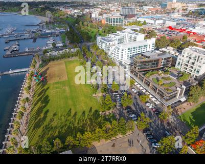 Blick aus der Vogelperspektive auf den grünen Park zwischen dem Meer und einem Stadtufer bei Geelong in Victoria, Australien. Stockfoto