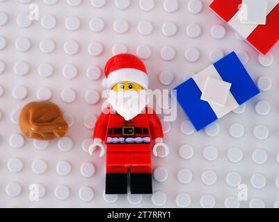 Tambow, Russische Föderation - 14. November 2023 Eine Lego Santa Claus Minifigur mit Tasche und Präsentationen auf weißem Hintergrund Stockfoto