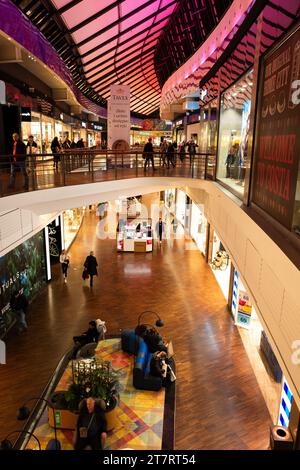 20 10 2022: Innenraum der Manufaktura Mall Shopping Center Galerie. Lodz, Polen Stockfoto