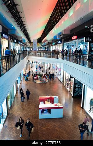 20 10 2022: Innenraum der Manufaktura Mall Shopping Center Galerie. Lodz, Polen Stockfoto