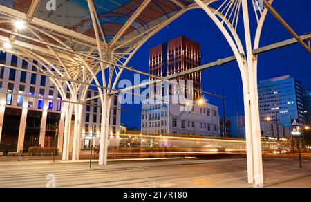 20 10 2022: Eine moderne Straßenbahnhaltestelle Centrum Haltestelle ul. AL Mickiewicza und ul. Piotrkowska in der Abenddämmerung. Lodz, Polen Stockfoto