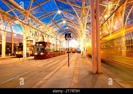 20 10 2022: Eine moderne Straßenbahnhaltestelle Centrum Haltestelle ul. AL Mickiewicza und ul. Piotrkowska in der Abenddämmerung. Lodz, Polen Stockfoto