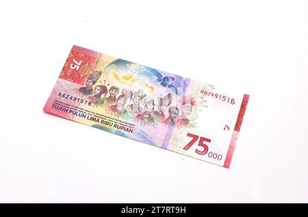 Ein Blatt mit 75.000 Rupiah-Banknoten, Draufsicht, 75. Jahrestag der Republik Indonesien. Sonderausgabe. Stockfoto