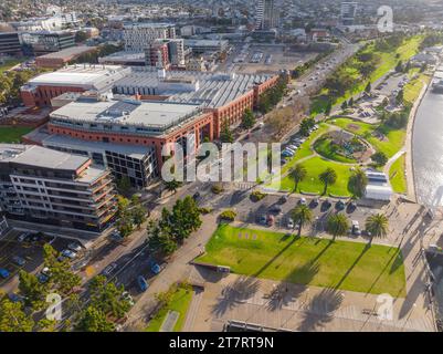 Blick aus der Vogelperspektive auf den grünen Park zwischen dem Meer und einem Stadtufer bei Geelong in Victoria, Australien. Stockfoto