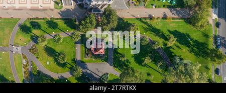 Luftaufnahme einer Rotunde in einem grünen Park mit strukturierten Gehwegen bei Geelong in Victoria, Australien. Stockfoto