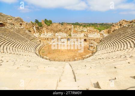 Eines der auffälligsten Merkmale der archäologischen Stätte in der Türkei ist das antike Theater. Die Kulisse des Theaters mit Meer und Himmel schafft einen Stockfoto