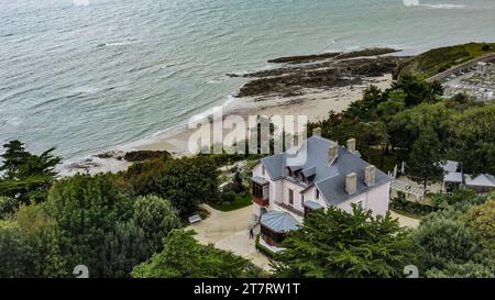 Die Villa Dior in Granville aus der Luft fotografiert. Mit Garten und dem Atlantik im Hintergrund. Stockfoto