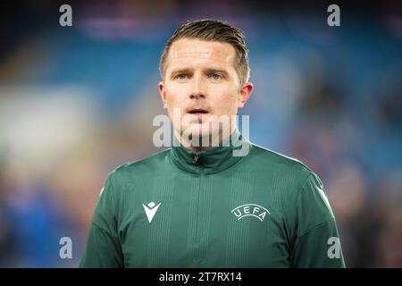 Oslo, Norwegen. November 2023. Schiedsrichter Vilhjalmur Thorarinsson wurde vor dem Fußballspiel zwischen Norwegen und Färöern im Ullevaal Stadion in Oslo gesehen. (Foto: Gonzales Photo/Alamy Live News Stockfoto