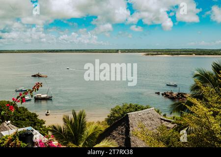 Malerische Aussicht auf Shela Stadt auf Lamu Insel, alte weiße Häuser in Lamu, Kenia mit Fischerbooten Stockfoto