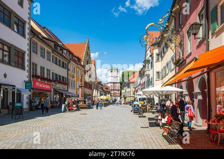 Wangen im Allgäu, Baden-Württemberg, Deutschland Belebte Straßenszene auf der Herrenstraße in der Altstadt von Wangen im Allgäu, Oberschwaben, Baden-Württemberg, Deutschland, 8. Juni 2020, nur zur redaktionellen Verwendung. Lebendige Straßenszene in der Herrenstraße in der Altstadt von Wangen im Allgäu, Oberschwaben, Baden-Württemberg, 8. Juni 2020, nur für redaktionelle Zwecke. Quelle: Imago/Alamy Live News Stockfoto