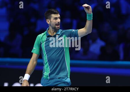 Turin, Italien. November 2023. Novak Djokovic aus Serbien gibt beim Round Robin Singles Spiel zwischen Novak Djokovic aus Serbien und Hubert Hurkacz aus Polen am fünften Tag des Nitto ATP World Tour Finals Gesten. Quelle: Marco Canoniero/Alamy Live News Stockfoto