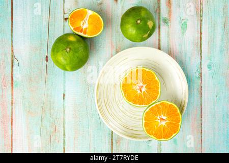 Frische Zitrusfrüchte auf Holztisch Stockfoto