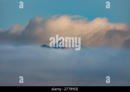 Kasprowy Wierch in den Wolken am blauen Himmel, Zakopane, Polen. Stockfoto