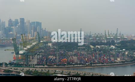 Aus der Vogelperspektive des Containerterminals am belebtesten Hafen der Welt in Singapur. Logistikzentrum südostasien. Stockfoto