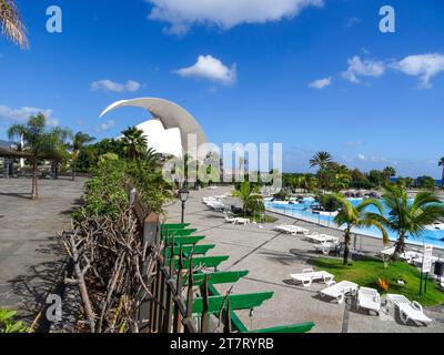 Das architektonisch beeindruckende Auditorio de Teneriffa, Auditorium, Santa Cruz de Teneriffa, Kanarische Inseln, Spanien in seiner weiten Landschaft im guten Licht Stockfoto